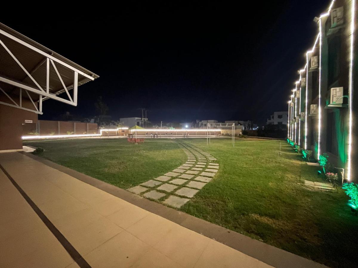 Heaven 7 Hotel & Resort Himatnagar 외부 사진