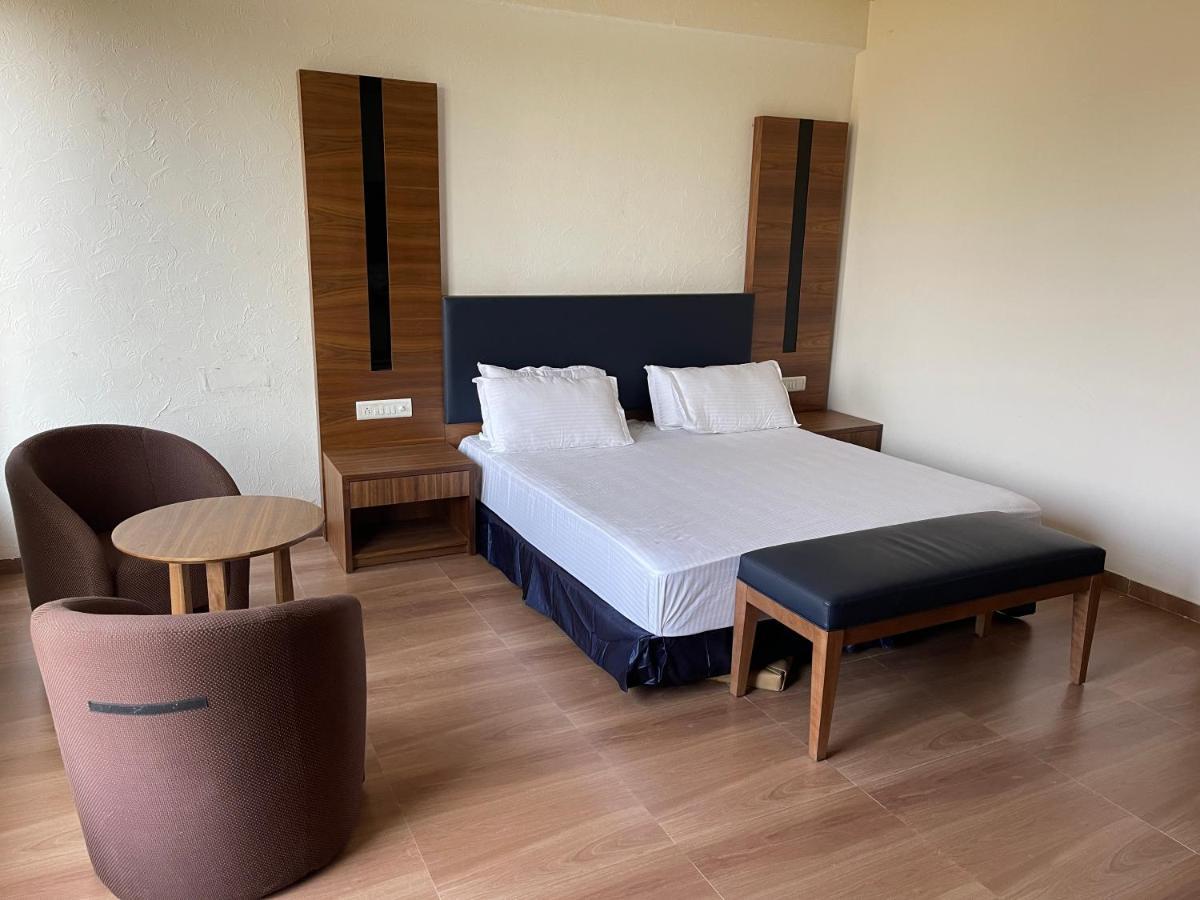 Heaven 7 Hotel & Resort Himatnagar 외부 사진