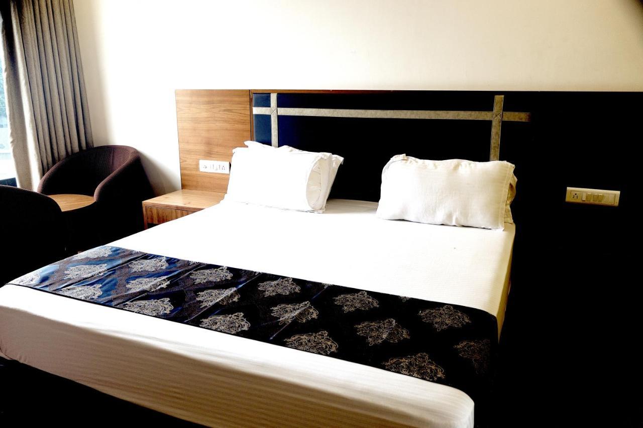 Heaven 7 Hotel & Resort Himatnagar 외부 사진